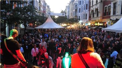Prall gefüllte „Alte Bürger“ beim Straßenfest im Jahr 2018. Über die Jahrzehnte hinweg entwickelte sich dieser Straßenabschnitt zur Kneipenmeile Bremerhavens.