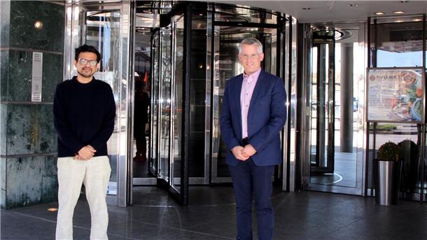 Pratao Pillai mit Hoteldirektor Fabian Engels.