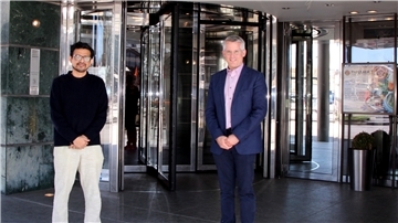 Pratao Pillai mit Hoteldirektor Fabian Engels.