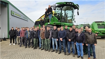 Gruppenfoto mit Landmaschinen im Hintergrund. Praxis trifft Theorie: 36 Auszubildende des Kivinan-Bildungszentrums lernen moderne Feldhäckslertechnik direkt vor Ort bei Tiemann Landtechnik in Bremervörde kennen.