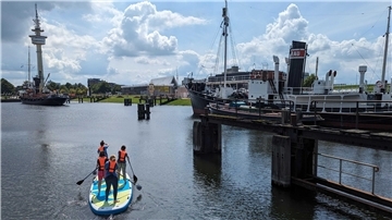 Premiere im Museumshafen: Das Deutsche Schifffahrtsmuseum hat zusammen mit "Ins Blaue" aus Bremen SUP-Paddeln zwischen den Museumsschiffen angeboten.