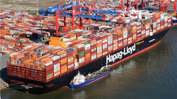 Luftofot. Premierenbesuch in Wilhelmshaven: Die „Busan Express“ legt im Rahmen des Gemini-Netzwerks erstmals am JadeWeserPort an. Am Sonntag wird der Mega-Frachter in Bremerhaven erwartet.