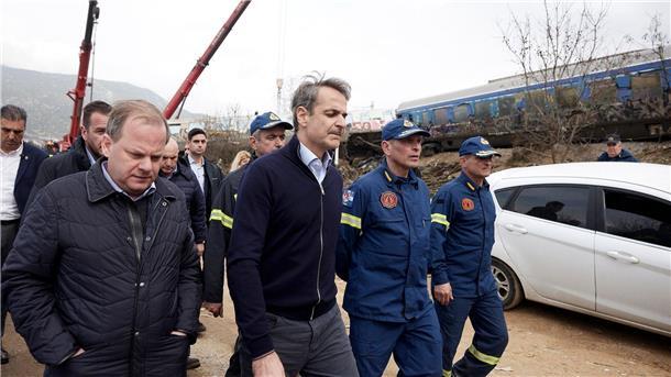 Viele Tote nach Zug-Zusammenstoß in Griechenland Premierminister Kyriakos Mitsotakis (2.v.l) und der mittlerweile zurückgetretene Verkehrsminister Kostas Karamanlis (l) am Ort der Zugkollision.