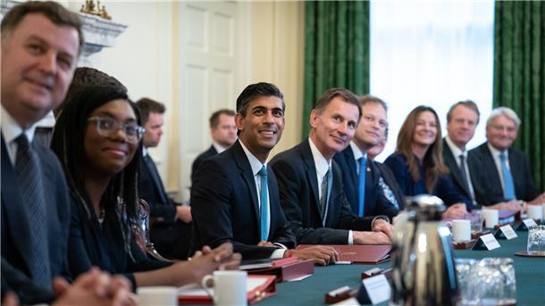 Deutliche Kritik an Sunaks Kabinett Premierminister Rishi Sunak (M, l) neben dem neuen Finanzminister Jeremy Hunt bei der ersten Kabinettssitzung in der Downing Street.
