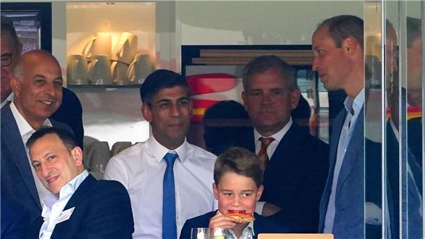 Prinz Williams Vater-Sohn-Tag mit George beim Cricket Premierminister Rishi Sunak (Mitte l), Prinz William (r), und sein Sohn Prinz George (vorne M) verfolgen das Cricket-Testspiel England gegen Australien.