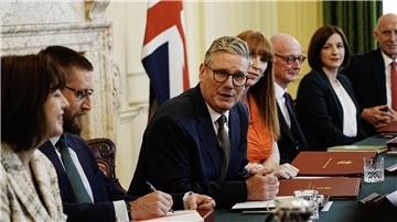 Premierminister Sir Keir Starmer (Mitte) und seine Stellvertreterin Angela Rayner bei seiner ersten Kabinettssitzung in der Downing Street 10 nach dem Wahlsieg der Labour Party. Die neue Regierung will bei der Mission „Wechsel“ offenbar keine Zeit verlieren.