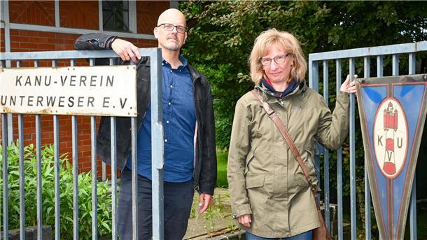 Marten Mattheis und Sonja Tolle am Tor des Kanuverein Unterweser