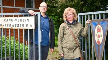 Marten Mattheis und Sonja Tolle am Tor des Kanuverein Unterweser