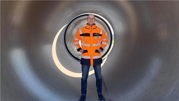 Bilderstrecke von der A27: Das sind die heimlichen Helden der Baustelle Pressesprecher Michael Wendt von Autobahn GmbH führt fast täglich Journalisten auf die Baustelle. Zudem informiert er auf der Internet-Seite der Autobahn GmbH tagesaktuell von den Fortschritten bei den Arbeiten.