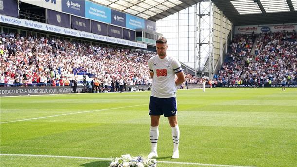Preston-Kapitän Whiteman legt einen Kranz nieder.