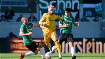 Preußen Münster (grün) und Dynamo Dresden (gelb) lieferten sich einen offenen Schlagabtausch.