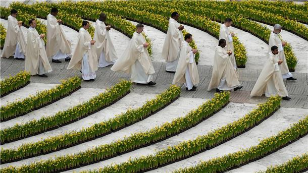 „Warum so viel Tod?“ - Papst mahnt an Ostern zu Frieden Priester bei der Messe in Vatikanstadt.