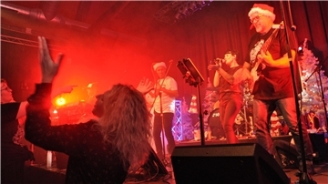 Prime hat es bei Christmas Rock noch immer geschafft, den Funken aufs Publikum überspringen zu lassen. Drei Konzerte gibt die Band in diesem Jahr in der Jahnhalle. Für zwei gibt es noch Karten. Rechts Gitarrist Fete Eilers.