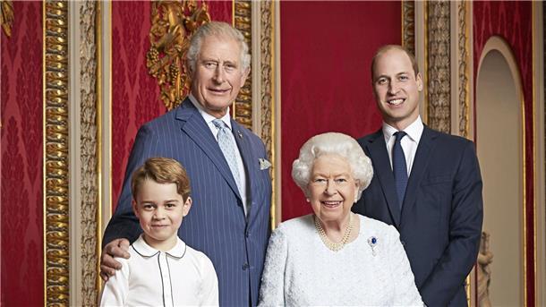 Prinz Charles (l-r, hinten), Prinz William, Prinz George (l-r, vorne) und Königin Elizabeth II. 2019 in London.
