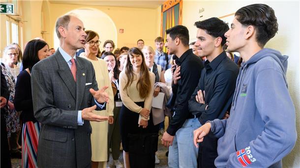 Prinz Edward im Gespräch mit Schülern der Schule am Schillerpark in Berlin-Wedding.