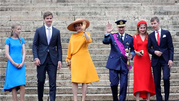 Tradition und Moderne - Belgiens Königin Mathilde wird 50 Prinz Gabriel (r-l) von Belgien, Kronprinzessin Elisabeth von Belgien, König Philippe von Belgien, Königin Mathilde, Prinz Emmanuel von Belgien und Prinzessin Eleonore von Belgien.
