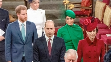 Prinz Harry (l-r), Prinz William, Meghan, Herzogin von Sussex, und Kate, damalige Herzogin von Cambridge, verlassen hinter dem damaligen Prinz Charles (vorne) Westminster Abbey nach dem Gottesdienst anlässlich des Commonwealth-Tages.