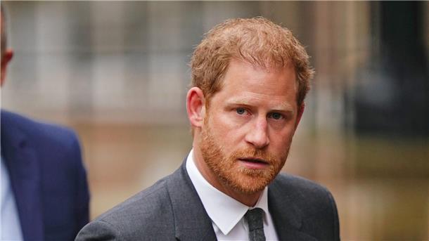 Furnish: Wollten Harry nach Tod Dianas helfen Prinz Harry musste bereits den zweiten Tag in Folge zu einer Anhörung vor Gericht erschienen. Es wird verhandelt, ob ein Hauptverfahren zugelassen wird.