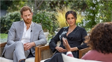 US-Moderatorin Oprah Winfrey (r) spricht bei einem Interview mit Prinz Harry von Großbritannien und seiner Ehefrau Herzogin Meghan.