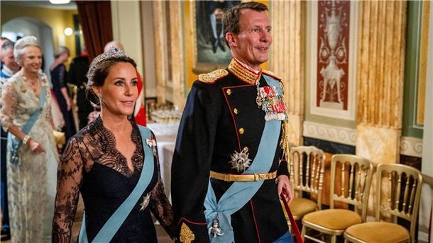 Dänischer Prinz Joachim will Frankreich 2023 verlassen Prinz Joachim und Prinzessin Marie von Dänemark begrüßen die Gäste im Dänisch-Königlichen Theater anlässlich des 50. Jahrestages der Thronbesteigung der dänischen Königin.