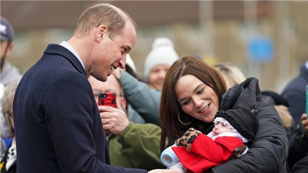 Warum wir Babys links wiegen und Kleinkinder rechts tragen Prinz William trägt Babys offenbar meist auf dem rechten Arm.