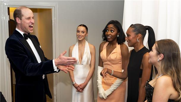 Bilder des Tages Prinz William trifft die Schauspielerinnen Phoebe Dynevor, Ayo Edebiri, Sophie Wilde und Mia McKenna Bruce nach der Verleihung der Bafta-Filmpreise in London.