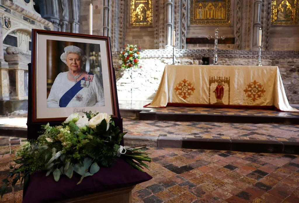 Erster Todestag der Queen: Royals erinnern an Elizabeth II. Prinz William und Prinzessin Kate haben in der in der Kathedrale von St. Davids einen Blumenstrauß an einem Bild der Queen niedergelegt.