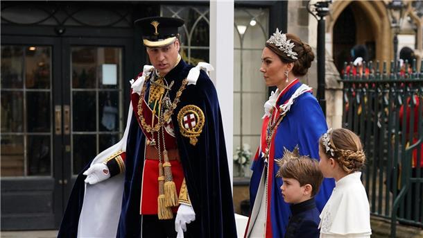 Tradition, Party und Protest: Charles und Camilla gekrönt Prinz William und seine Frau Kate gehen mit ihren Kindern Charlotte und Louis in die Westminster Abbey.
