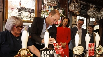 Prinz William zapft das erste Bier von Kingmaker, eine Neukreation zur Feier der Krönung von König Charles III..