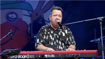 Prinzen-Sänger Sebastian Krumbiegel beim Demokratiefestival „Jamel rockt den Förster“.