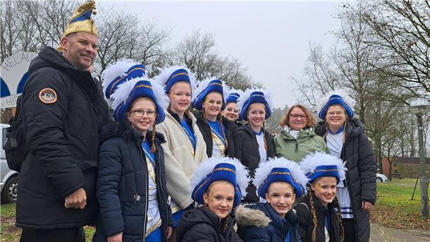 Die schönsten Fotos vom Karneval in Wehdel: Was für ein bunter Umzugstrubel Prinzengarde und Elferrat des Karnevalverein „Hol fast“ Wehdel vor dem Umzug.