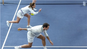 Prinzessin Kate und Roger Federer bekommen in Wimbledon einen Eindruck von der Arbeit der Ballkinder.