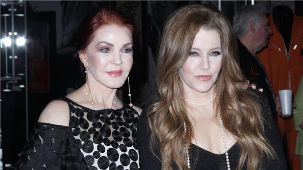Lisa Marie Presley mit 54 Jahren gestorben Priscilla Presley (l) mit ihrer Tochter Lisa Marie Presley 2015 in Las Vegas.