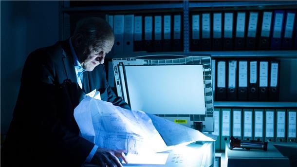 Wie Sherlock und Watson: Der neue „Wilsberg“ Privatdetektiv Georg Wilsberg (Leonard Lansink) bricht in eine Baufirma ein.