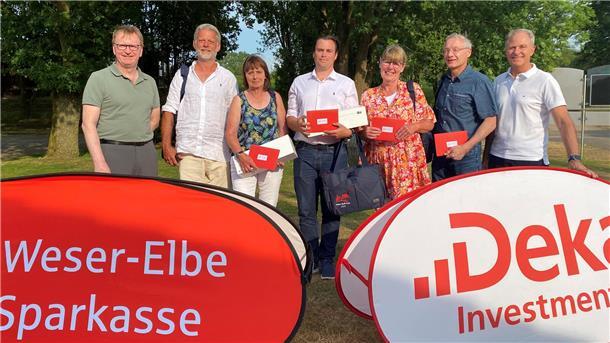 Private Banking Berater Frank Sievern, Mirko Nemyczuk, Ursula Pape, Sven Klinge, Annette Schmidt, Torsten Koop, Sparkassenvorstand Alexander zu Putlitz beim Siegerfoto.
