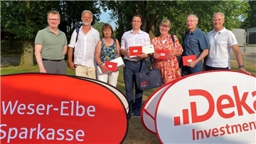 Private Banking Berater Frank Sievern, Mirko Nemyczuk, Ursula Pape, Sven Klinge, Annette Schmidt, Torsten Koop, Sparkassenvorstand Alexander zu Putlitz beim Siegerfoto.