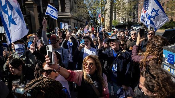 Pro-israelische Demonstranten solidarisieren sich mit Columbia-Assistenzprofessor Shai Davidai.