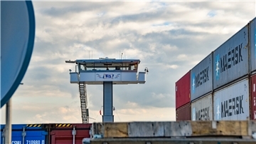 Eine Steuerbrücke ragt in den Himmel.