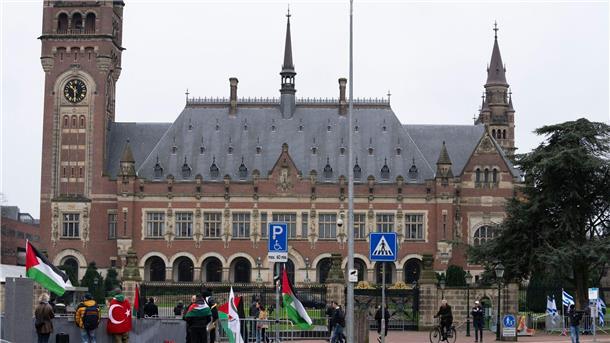 UN-Gericht weist Forderungen gegen Deutschland ab Pro-palästinensische (l) und pro-israelische Demonstranten (r) protestieren vor dem Obersten Gerichtshof der Vereinten Nationen in Den Haag (Archivbild).