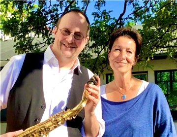 Simon Bellett und Schauspielerin Susanne Schwan laden zum Benefiz-Konzert in die katholische Herz-Jesu-Kirche Bremerhaven Lehe ein.