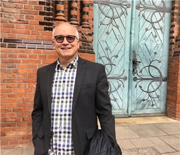 Dr. Oliver Fartach-Naini ist ein weltweit renommierter Solo-Gitarrist. An der Christuskirche Geestemünde gibt der Musiker aus Australien nun ein Gastspiel. 