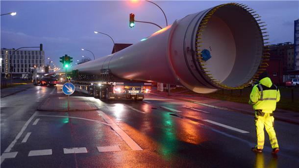 Windkraftflügel bei Straßentransport