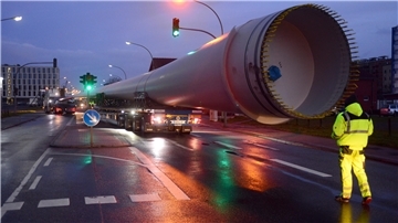 Windkraftflügel bei Straßentransport