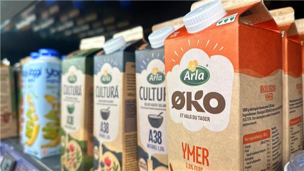 Molkereiriesen segnen Großfusion ab Produkte des Molkereiriesen Arla Foods stehen in einem dänischen Supermarkt. Arla und das deutsche Molkereiunternehmen DMK Group streben eine Fusion an. (Archivfoto)