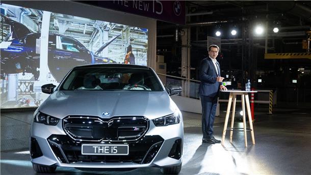 BMW startet Produktion der neuen 5er-Reihe Produktionsstart des vollelektrischen BMW i5 in Dingolfing, rechts Produktionsvorstand Milan Nedeljkovic.