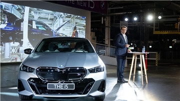 Produktionsstart des vollelektrischen BMW i5 in Dingolfing, rechts  Produktionsvorstand Milan Nedeljkovic.