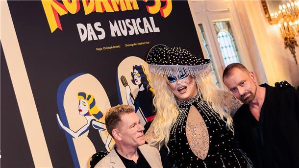 Musical „Ku’damm 59“ feiert Premiere in Berlin Produzent Peter Plate (l-r), Dragquen Laila Licious und Ulf Leo Sommer bei der Premiere im Theater des Westens.