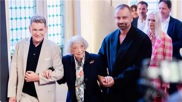 Musical „Ku’damm 59“ feiert Premiere in Berlin Produzent Peter Plate (l-r), Margot Friedländer und Produzent Ulf Leo Sommer bei der Premiere im Theater des Westens.