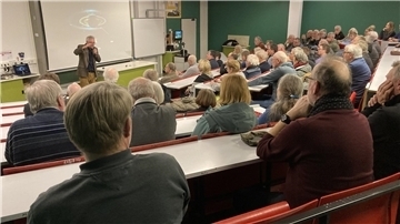 Prof. Dr. Andreas Burkert während seines Vortrags vor den Nordenhamer Sternfreunden.