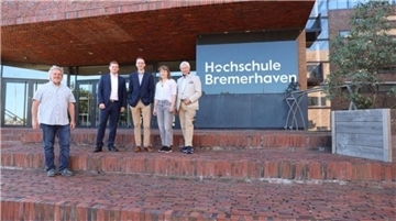 Prof. Dr. Axel Gottschalk (links) ist mit dem Research Award 2024 ausgezeichnet worden. Prof. Dr. Ulrich Sander vom Verein zur Förderung der Hochschule Bremerhaven (rechts) gratuliert ihm sowie den Förderpreisträger:innen 2023 Christian Saathoff, Sebastian Fock und Anneke Neber (von links).